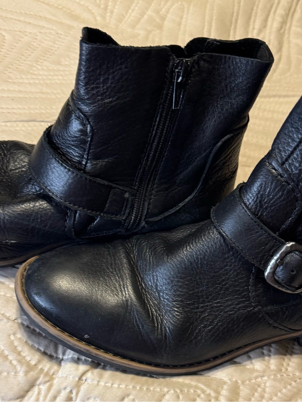 Clark’s Black Leather women’s Zip-Ankle Boots Sz 9M
